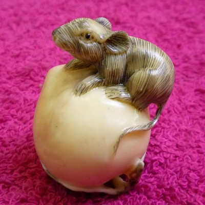 Japanese Hand Carved Resin (Netsuke) 1 3/4'' MOUSE ON FRUIT Exc
