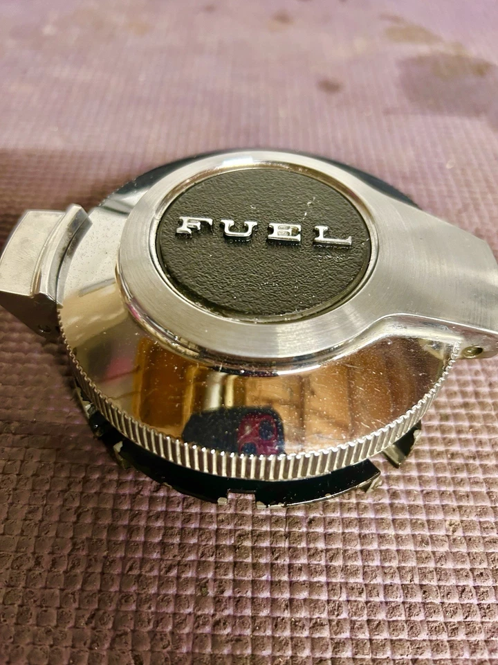 1969 1970 DOOGE ЗАРЯДНОЕ УСТРОЙСТВО 1969 PLYMOUTH BARRACUDA ТОПЛИВА ОТКИДНОЙ ВЕРХ ГАЗОВАЯ КРЫШКА OEM - Изображение 2 из 4