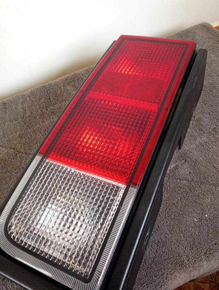 05-09 Hummer SUV H2 luz trasera izquierda conductor lámpara trasera (montada en el cuerpo) OEM probado Foto 3 de 4