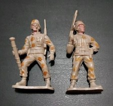 Set Of 2 Plastic Army Men