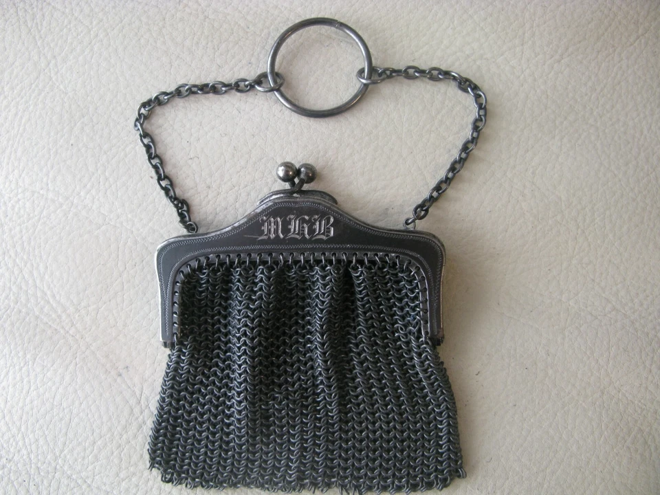 Monedero antiguo Art Nouveau con lazo floral Châtelaine francés de malla metálica años 1890 Foto 2 de 4