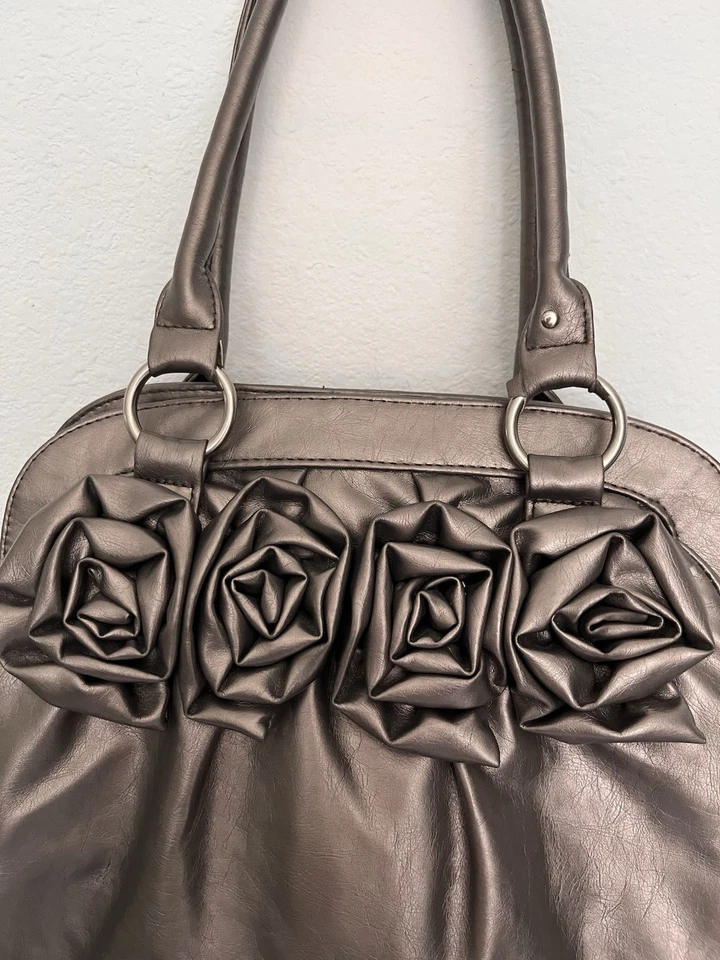 Bolso de hombro City Streets de cuero metálico Foto 2 de 4