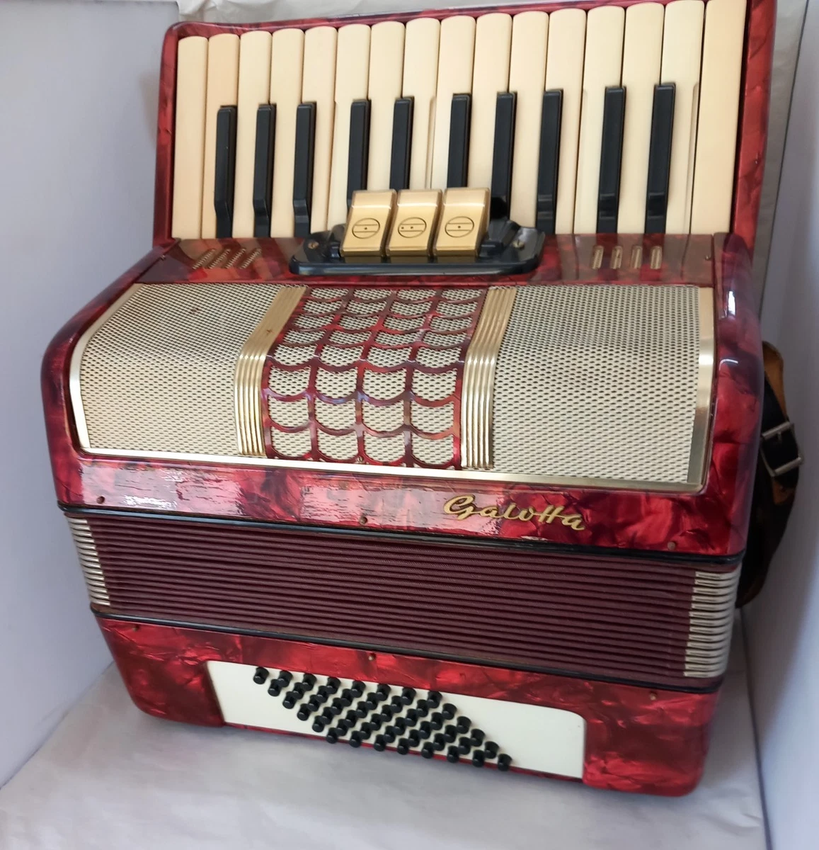 weltmeister アコーディオン 赤 37鍵 48ボタン Amazon.com: New German Piano Accordion Weltmeister Saphir Red