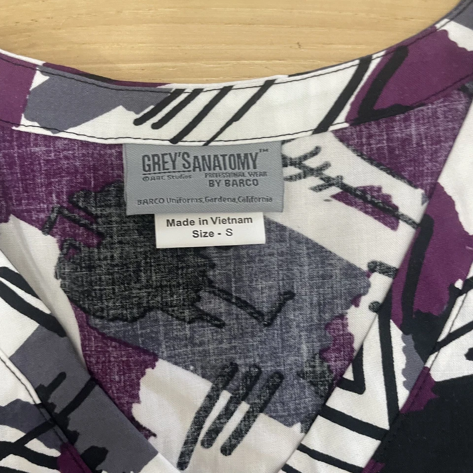 Greys Anatomy Scrub Top Womens Abstract Geometric Purple Gray White Size SMALL - Image 3 of 4