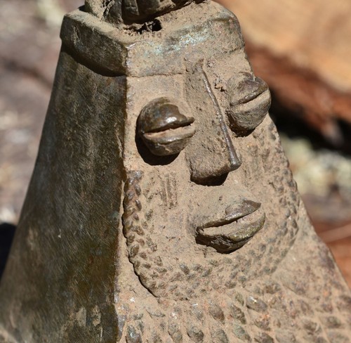 Antigua campana facial de bronce tribal yoruba homo usada por los jefes Ijebu Nigeria, África - Imagen 2 de 9