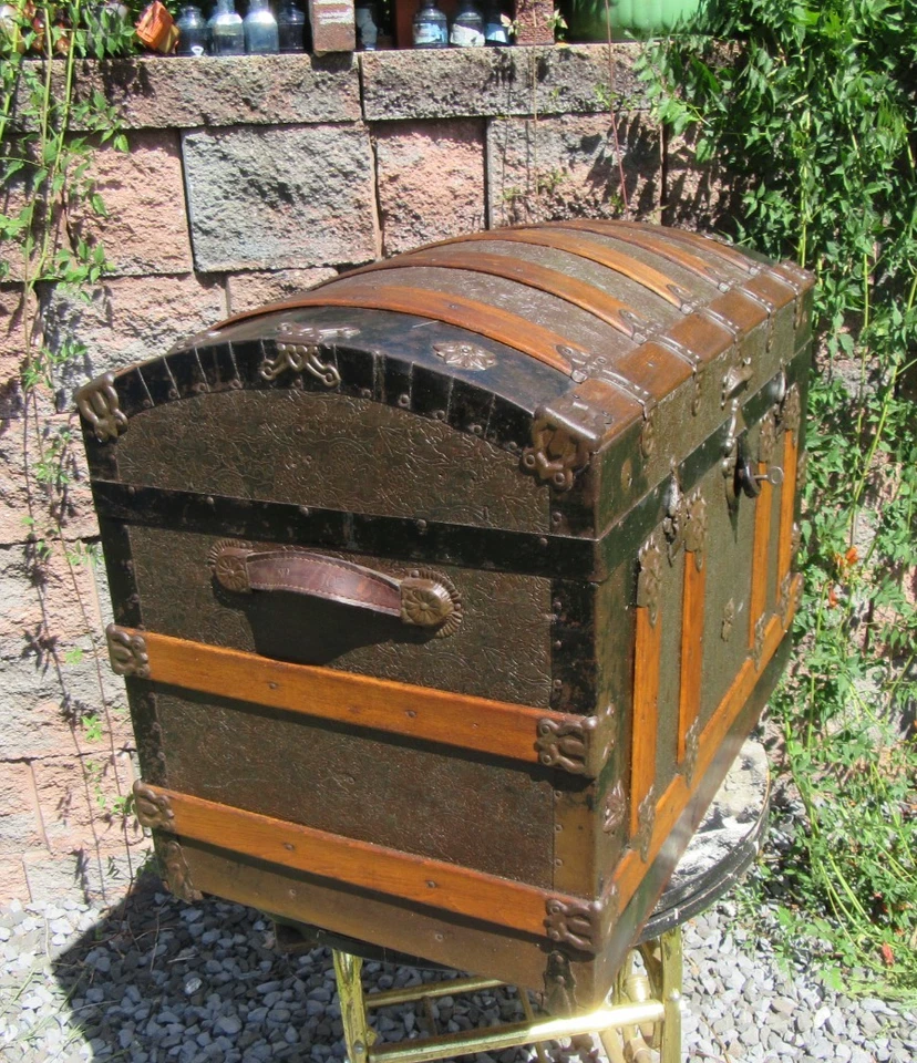 Baúl de viaje antiguo ajustado con cúpula de hojalata en relieve con parte superior jorobada vaporera Foto 4 de 4