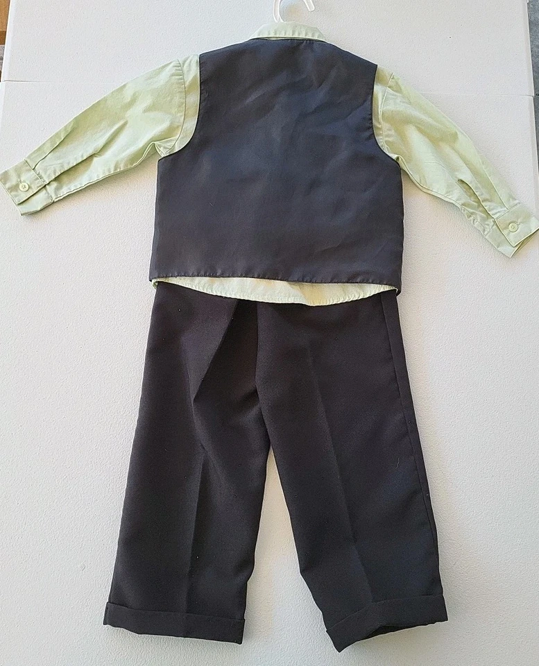 Juego de 3 piezas Dockers 3T - Camisa verde menta, chaleco a rayas y pantalones negros. Foto 3 de 4