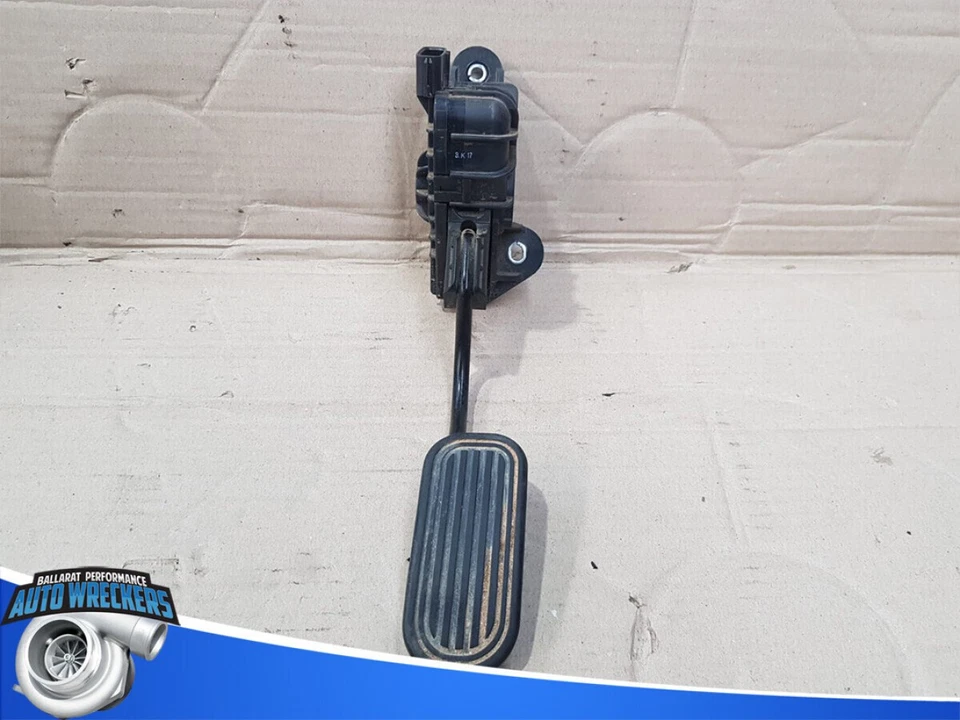 Toyota Hilux KUN26R accelarator pedal - image 2 of 4