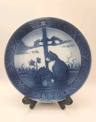1970 Royal Copenhagen ''CHRISTMAS ROSE AND CAT'' Blue Plate Kai Lange KL Kitty Cat