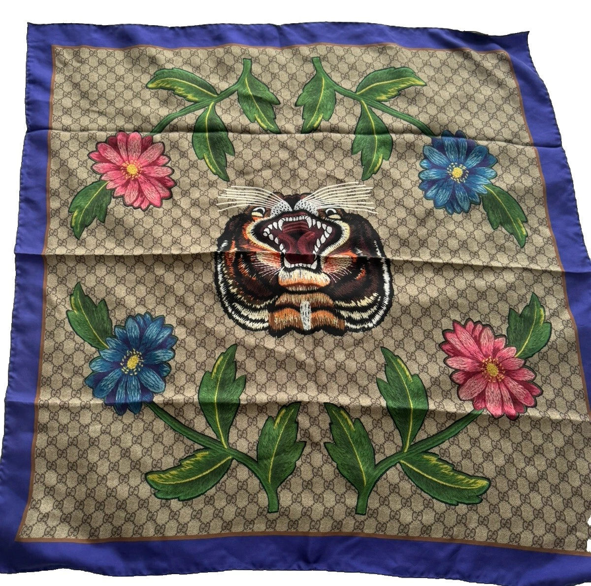 Authentique enveloppe / écharpe carrée Gucci