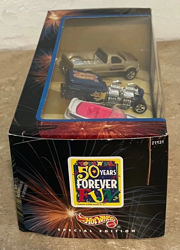 Набор Hot Wheels Toys R Us Timeless Toys 50 Years Forever Fun - Uno, Barbie 1:64 - Изображение 4 из 4