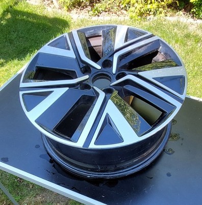 Original VW Touran Alu Felge 5TA601025R in 6,5J X 17 ET 52