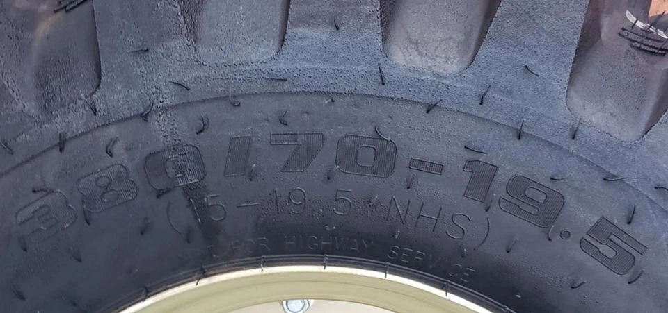 Neumático de 15-19,5 para algunos cortacéspedes compacto de jardín Yanmar 4x4 6 capas R4 15x19,5 Foto 4 de 4