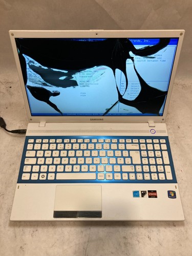 Samsung NP305V5A Laptop 15" AMD A8 DAMAGED SCREEN -PP