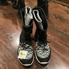 Bota Nike dos en uno para mujer. Negro. Interior de calcetín con cordones. Muy único. 9