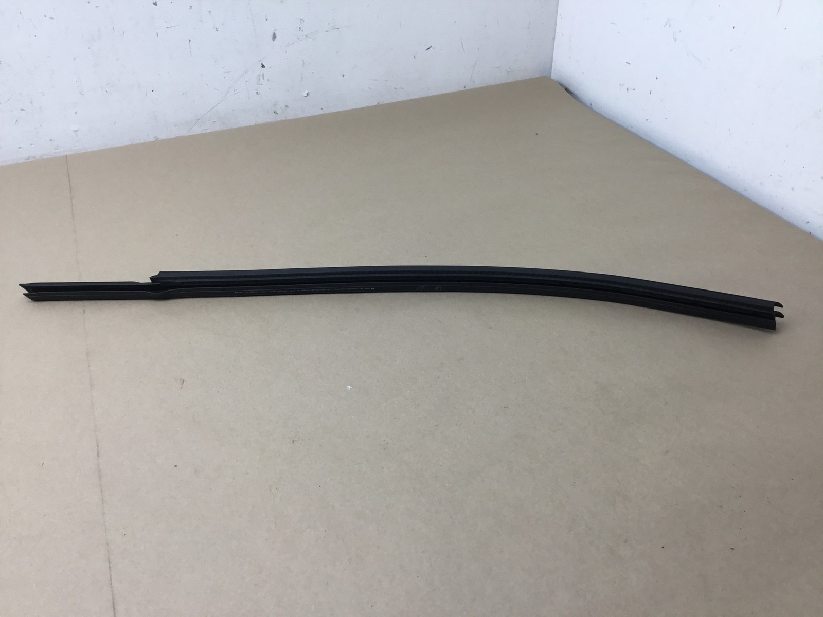 Bentley Bentayga 2019 Front Left Door Window Belt Seal Weather Strip 16-20 :M