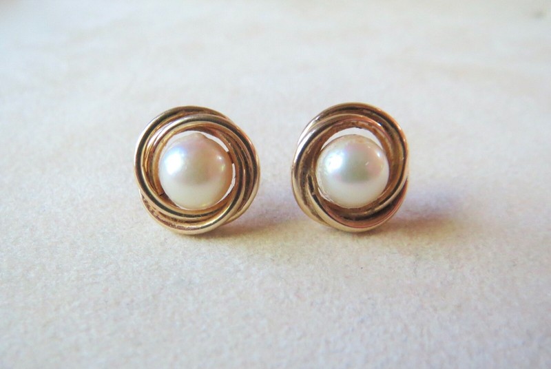 14k Yellow Gold Pearl Stud Earrings 1.97 Grams