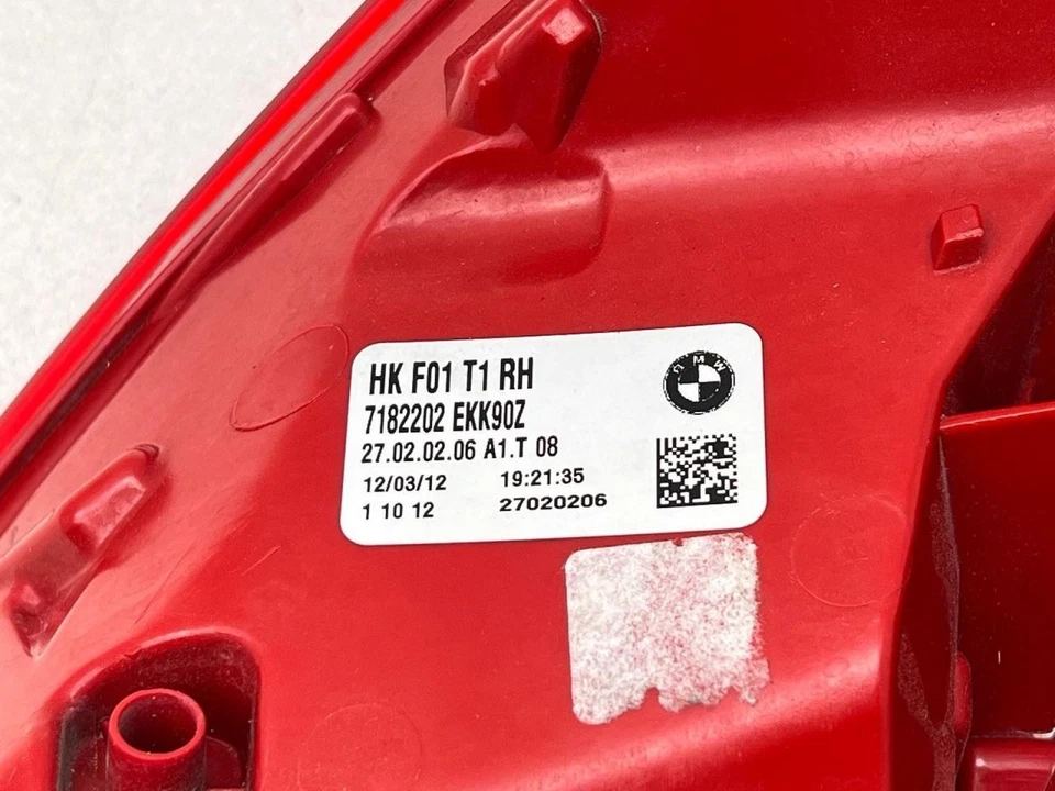 Luz trasera lateral derecha BMW 750i 2009-2012 montada en cuarto de cuarto Foto 2 de 4