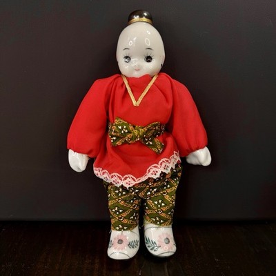 Vintage Sammlerstück asiatische Porzellanpuppe gekleidet in Rot, Grün & Gold 8,5 Zoll groß