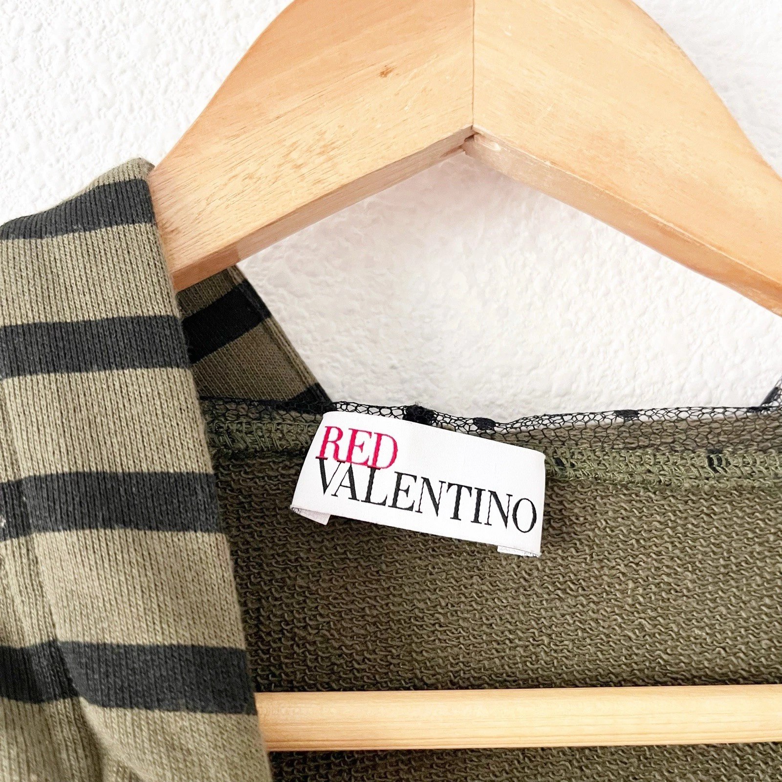 Felpa con cappuccio rossa Valentino stampa ritagliata a righe verdi taglia S