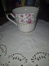 Absolutely Beautiful Ardco Floral Vintage Tea Cup 60’s Roses & Gold Trim