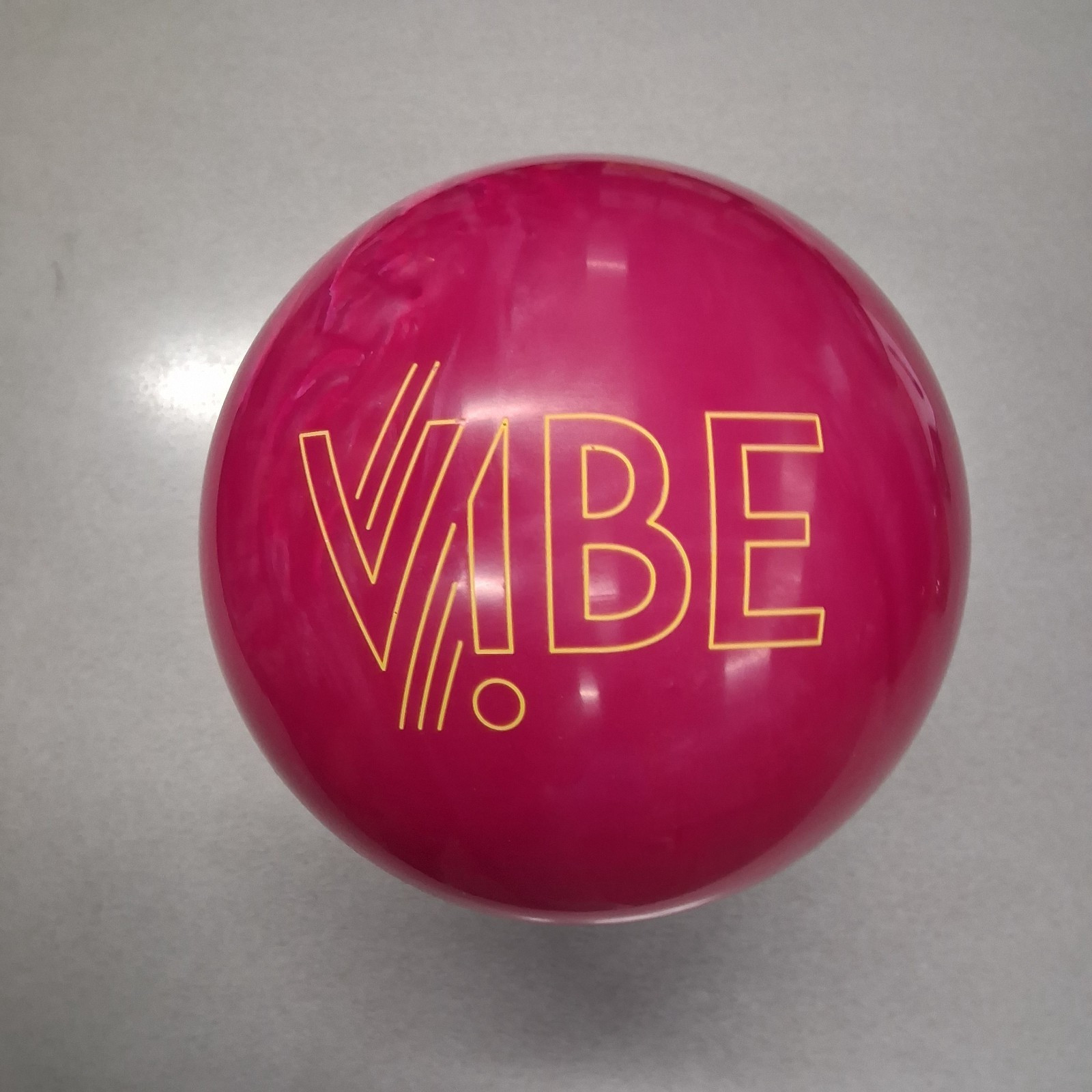 Hammer Bubblegum Vibe bowling ball 10 LB   new in box  #290