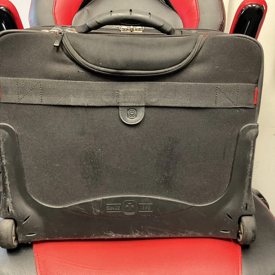 Swiss Wenger PATRIOT Black Wheeled 15.6" Laptop Case - Fits 15.4" PC PreOwned - Image 3 of 4