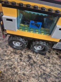 Lego City Jungle Mobile Lab 60160 mostly complete LEGO set with instructions