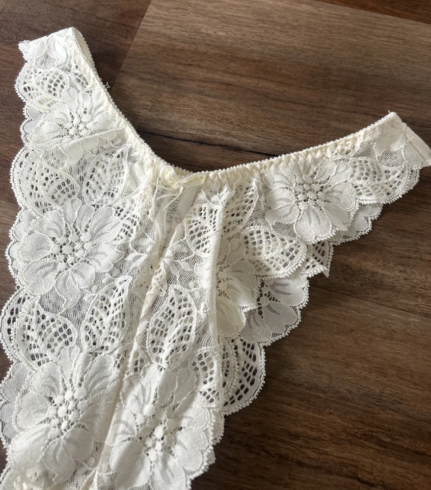 Bragas Vintage Victoria’s Secret Marfil Talla L Floral Encaje Corte Alto Tanga Nuevas con Etiquetas Años 90 Foto 3 de 4