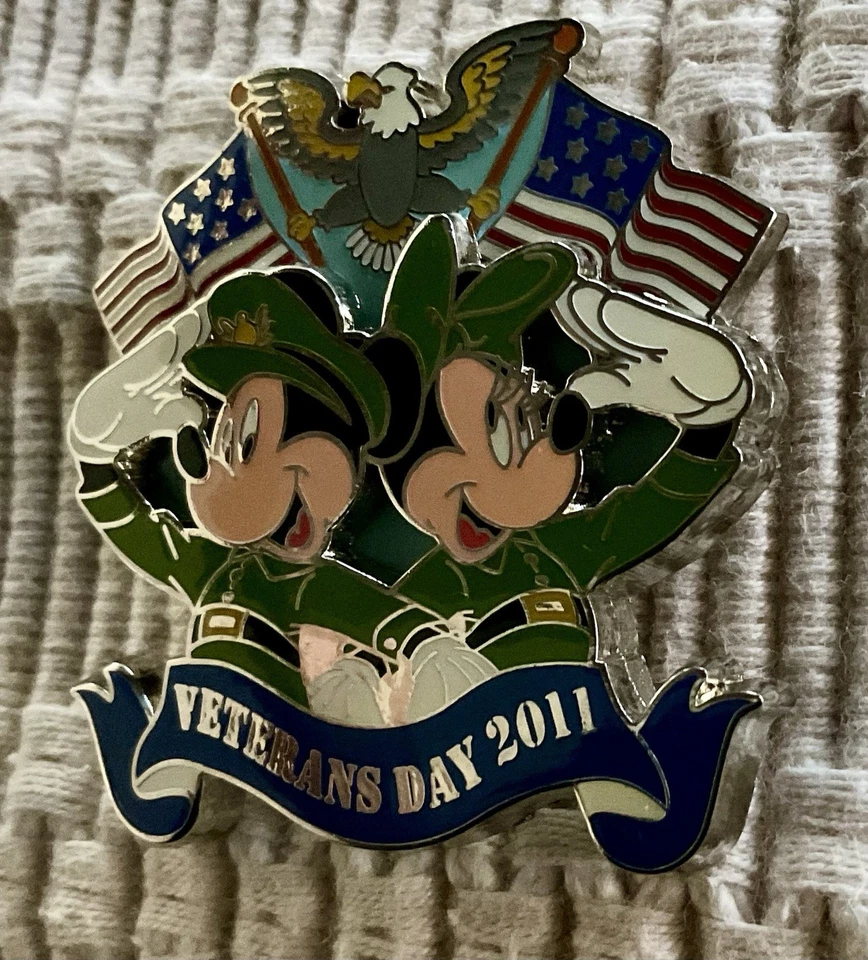 Disney Veteran’s Day Mickey And Minnie Jumbo 3D Pin - LE 2000 - Image 2 of 4