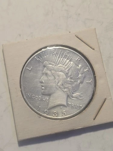 1935 PHILADELPHIA PEACE SILVER DOLLAR  U.S. CIRCULATED. EXCELLENT COIN.