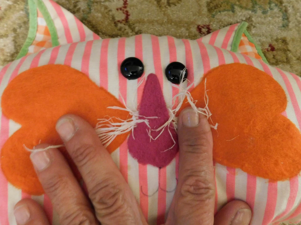 Muito bom estado retrô divertido feito à mão fralda de pano de bebê pendurada gato de pelúcia listrado bolsa rosa divertida! - Imagem 3 de 4