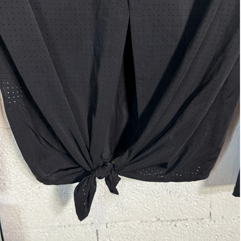 Top de mujer Ideology activo perforado con lazo en la espalda manga larga negro pequeño  Foto 3 de 4