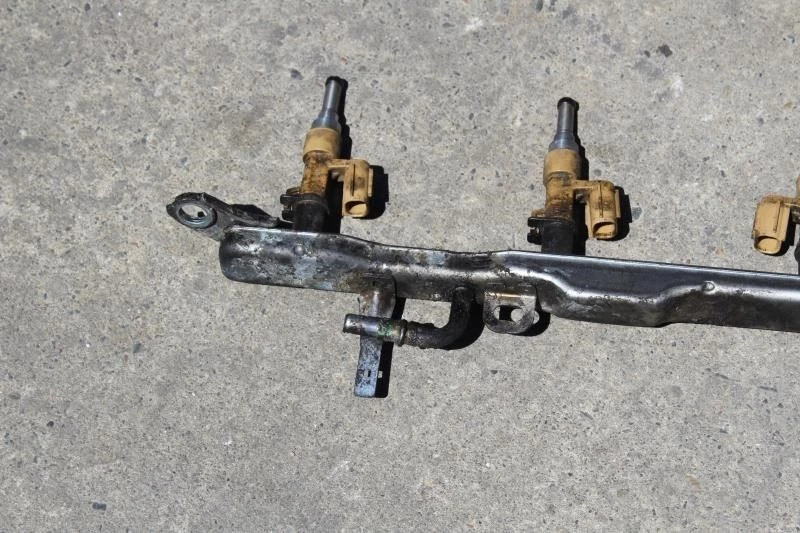 Toyota Tundra 2020 inyectores de combustible con riel 5,7 L 3urfe (quemado superficial) Foto 4 de 4