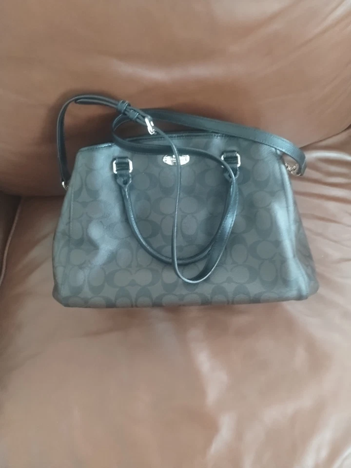 Bolso de hombro Coach de cuero marrón oscuro con correa de repuesto de herrajes dorados Foto 4 de 4