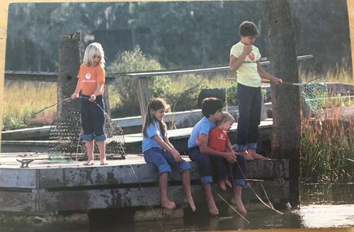 1970’S SEABROOK ISLAND RESORT POST CARD CHARLESTON, SC KIDS FISHING/CRABBING(#8) - 第 1/2 張圖片