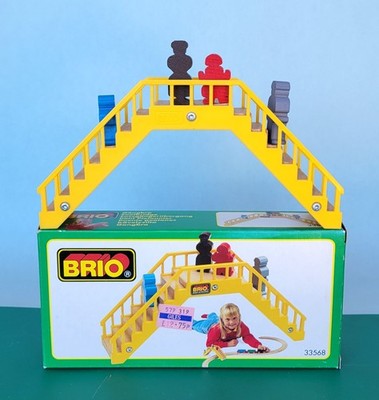 Vintage Brio 33568 Fußgängerbrücke und Familie mit 4 Figuren. Länge 19 cm.