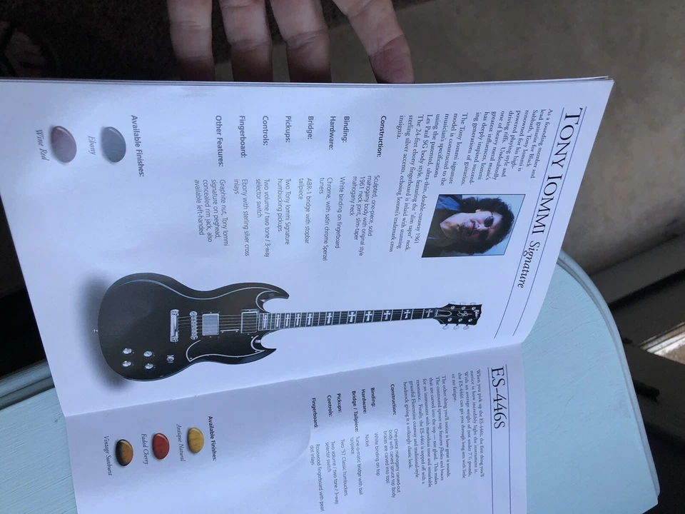 VINTAGE MUSICAL INSTRUMENT CATALOG - 2000 GIBSON GUITARS The Custom Collection - Image 3 of 4