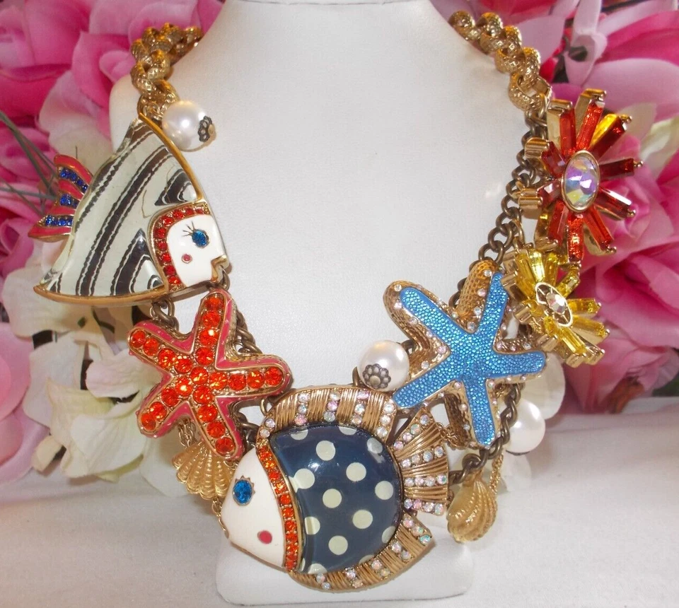 COLLAR LLAMATIVO BETSEY JOHNSON'S VINTAGE CUENTO DE SIRENA GRUESO MULTI DIJES Foto 4 de 4