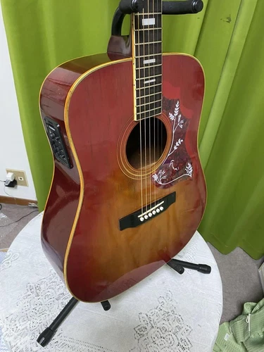 Morris WH-20 Vintage Hummingbird Acoustic Guitar Gibson Style Good Sound Output