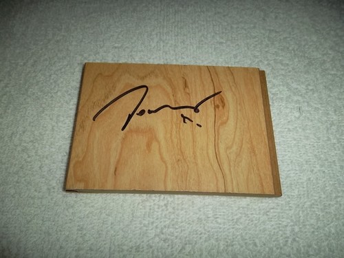 Tablero de piso firmado a mano Donatas Motiejunas NBA Houston Rockets baloncesto - Imagen 1 de 2