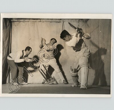 CHARMING VIVID 1940s Press Photo of Schoolboys Playing CRICKET Middlesex ENGLAND
