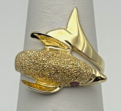 14 Karat Gelbgold Delfin Ring mit Laborgefertigten Rubin Augen (Größe 7) 4,6 Gramm