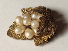 Ancienne broche genre grappe de raisin métal doré perles verre