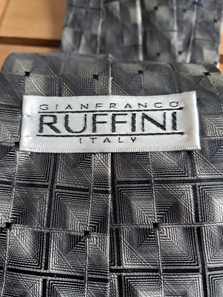 Gravata masculina Gianfranco Ruffini Itália 100% seda design geométrico 59 x 4" - Imagem 2 de 4
