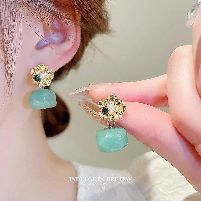 Vintage Style Green Pearl Flower Earrings Exquisite Craftsmanship