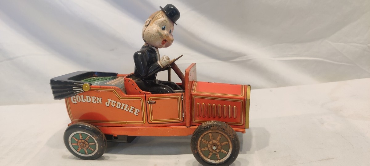 VINTAGE T.N OF JAPAN CLASSIC GOLDEN JUBILEE SHAKING CAR BAT OP TIN