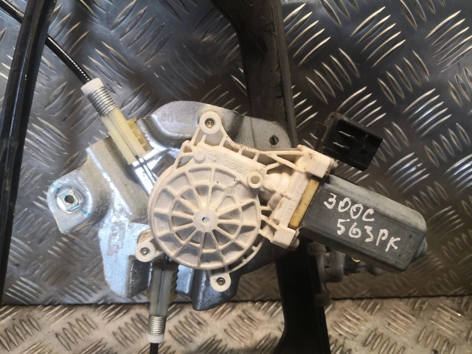 CHRYSLER 300 C Touring LX Front Left Door Window Regulator Lifter 05065475ad - Image 2 of 4