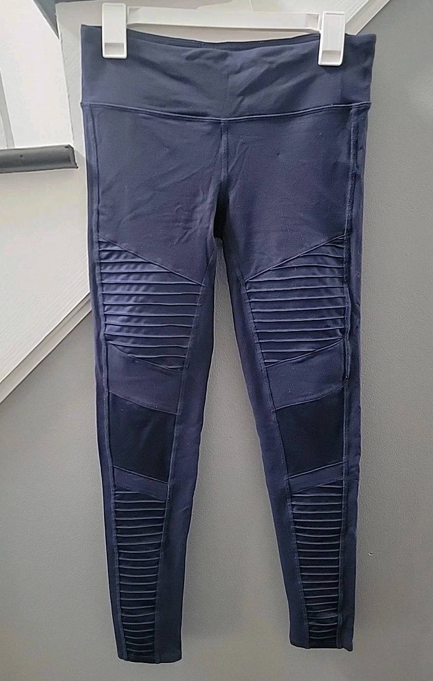 alo-yoga moto athletic running gym activewear leggings