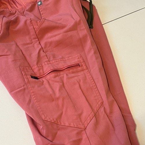 Jogger cargo Figs en coral fuego EDICIÓN LIMITADA para mujer talla pequeña - Imagen 9 de 9